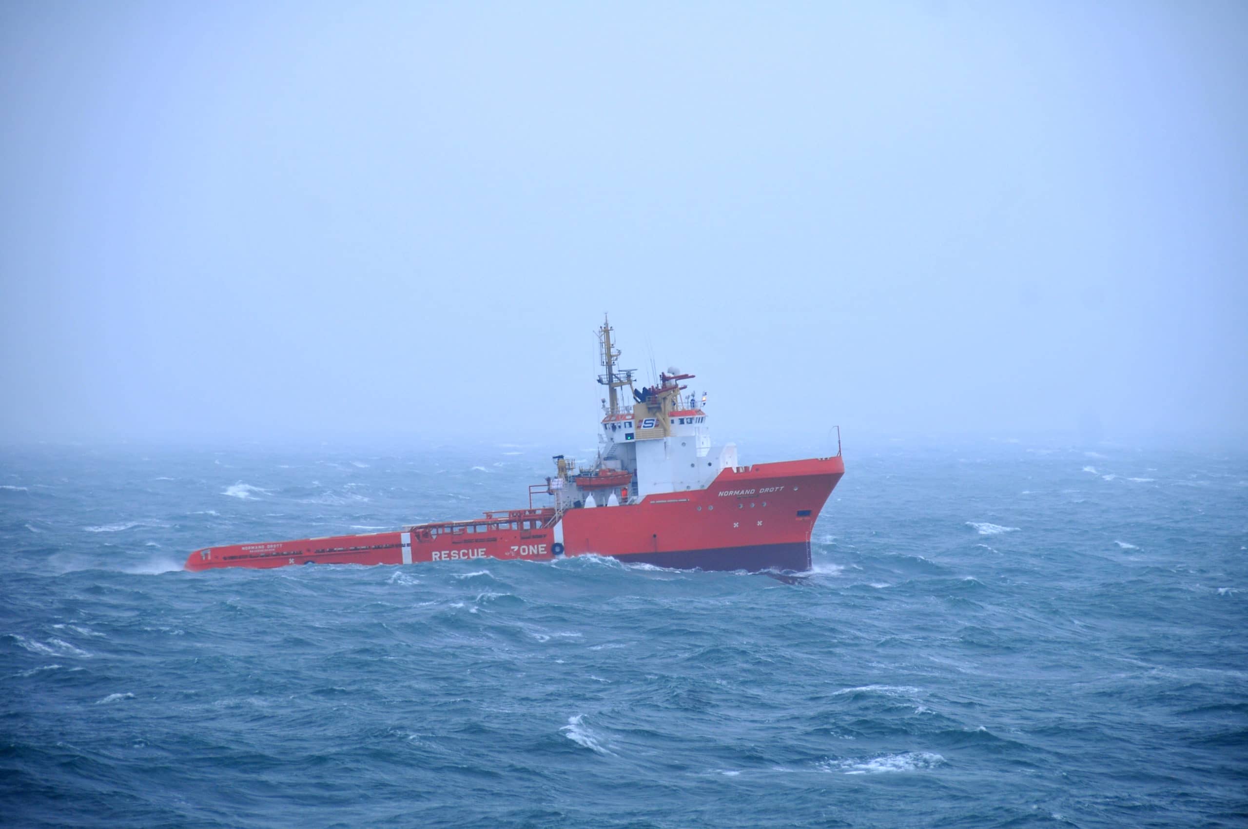 schip op een wilde zee, helder maritiem