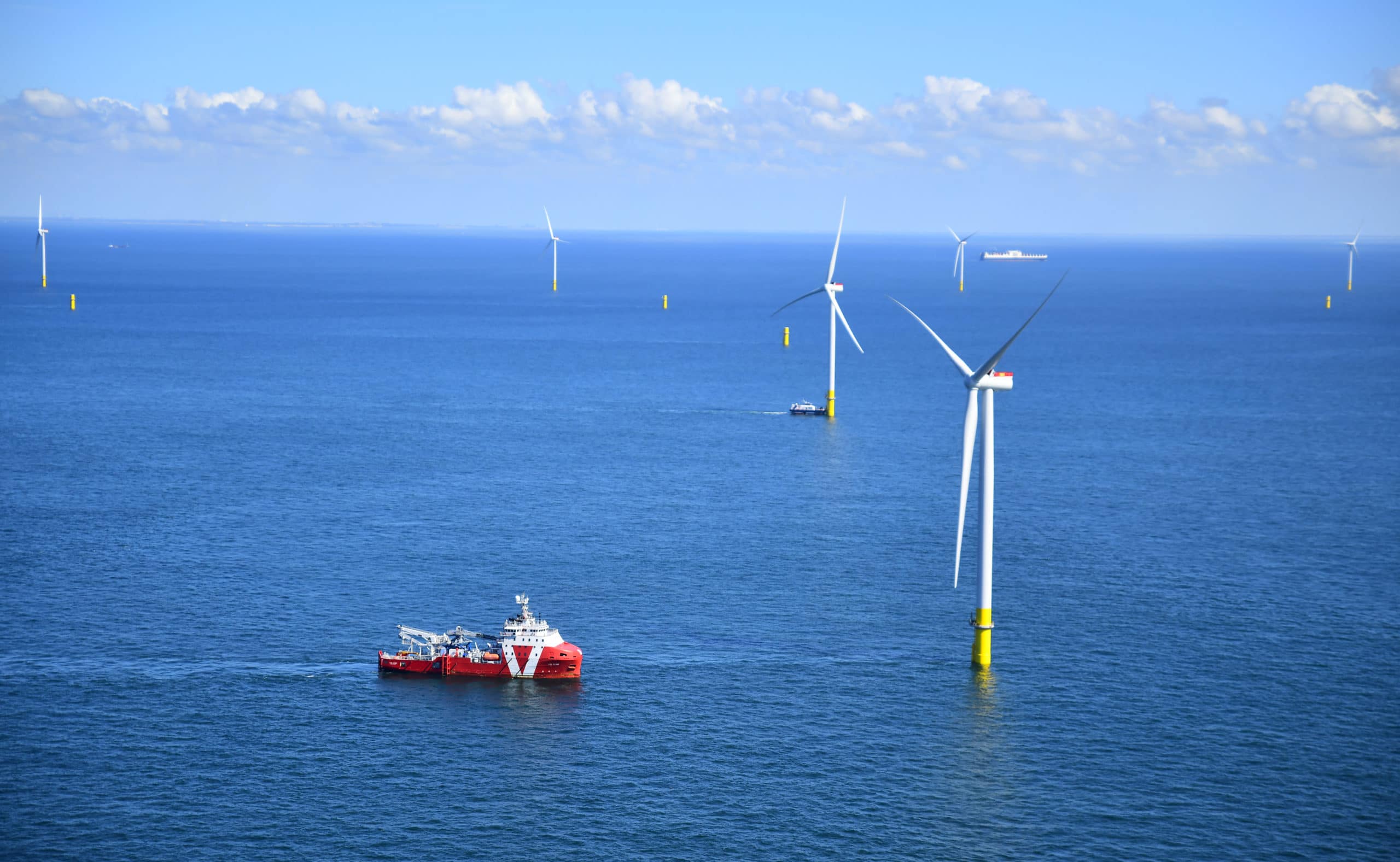 schip vaart tussen windmolens, helder maritiem