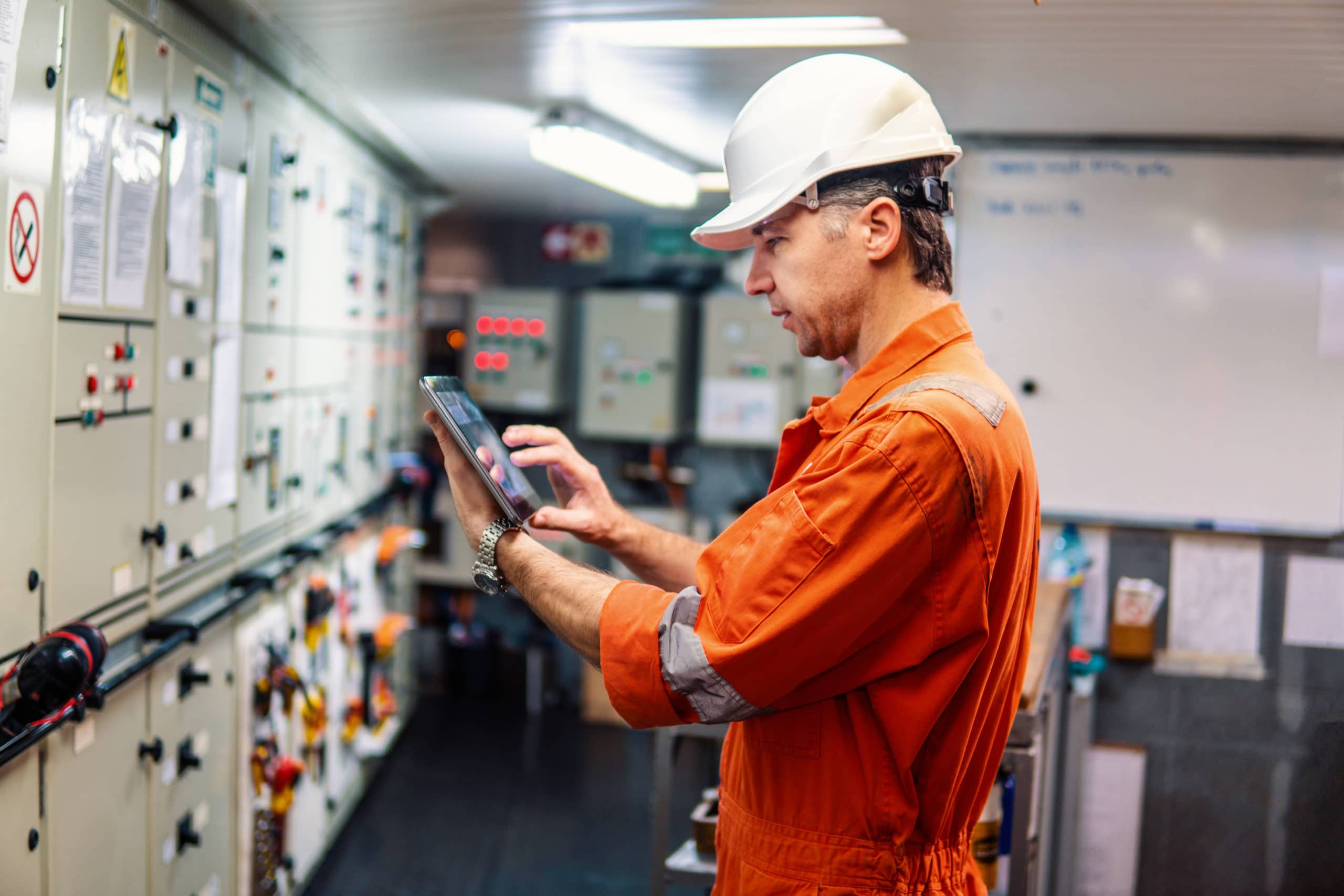 worker, tablet, helder maritiem