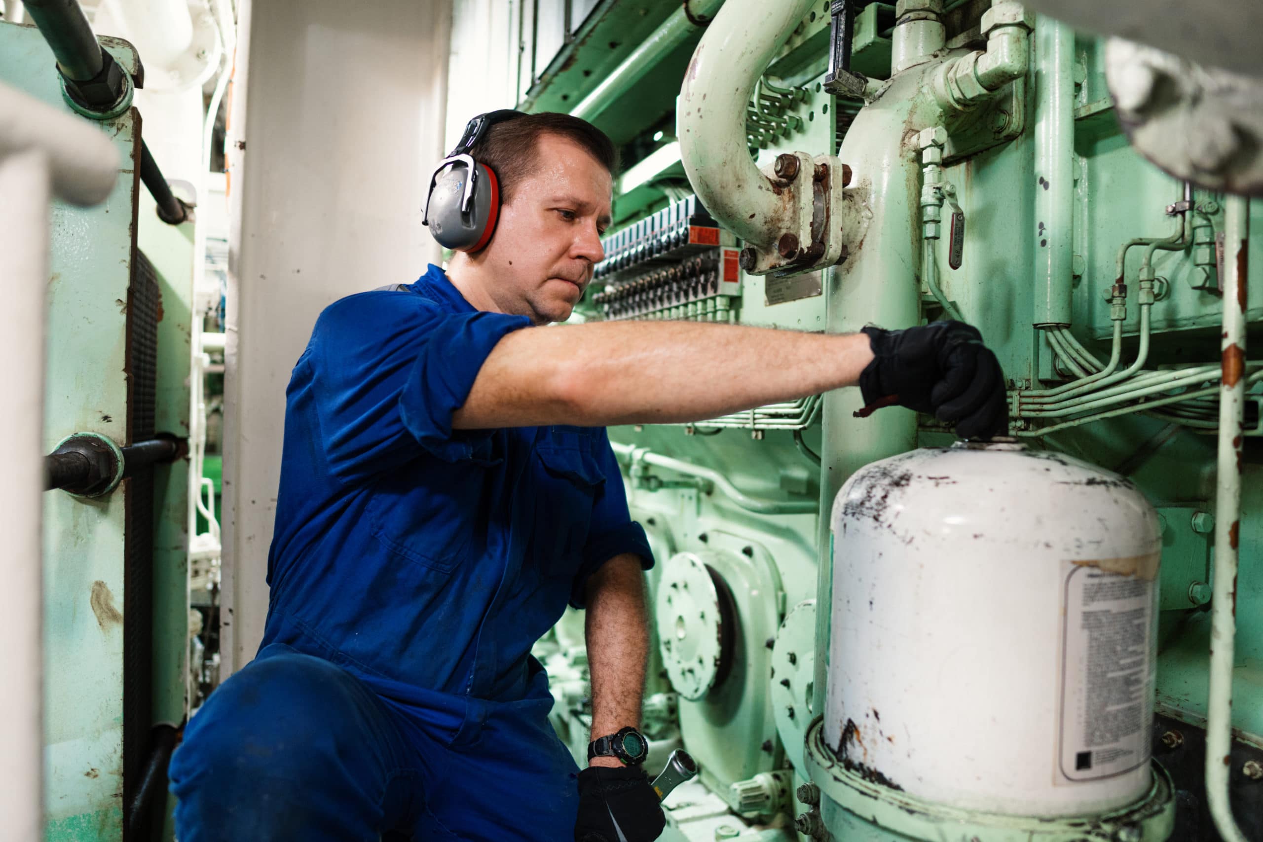 worker, engine room, helder maritiem