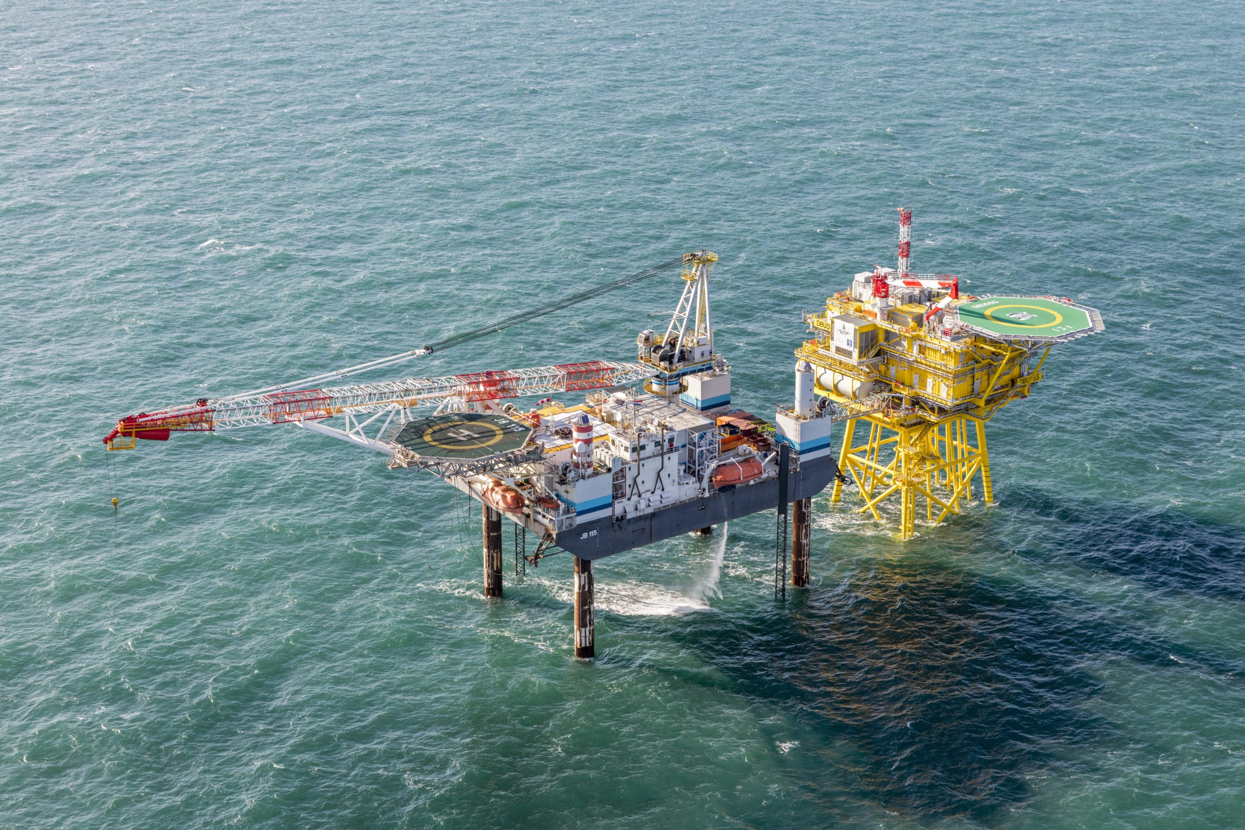 olieplatform op zee, helder maritiem