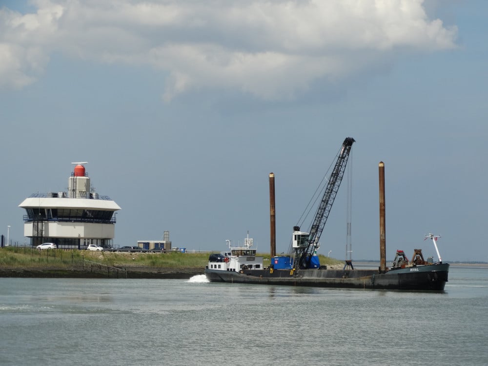 schip aan het varen, helder maritiem